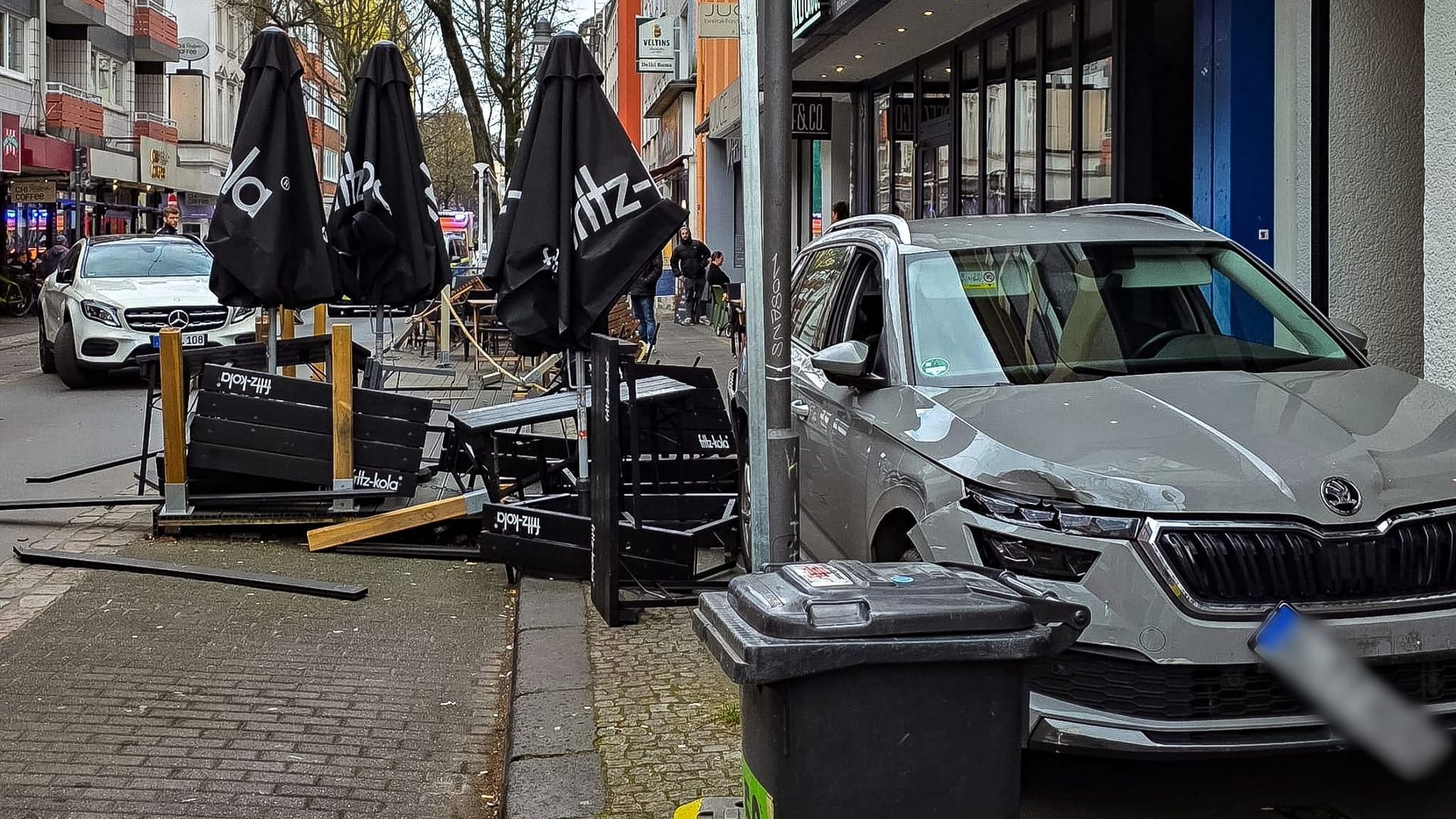 Auto fährt in Außengastronomie