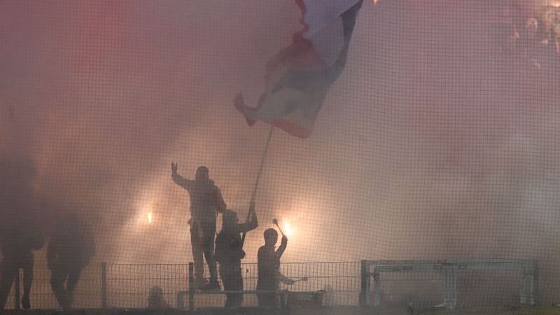 Fußball: Bundesliga, Werder Bremen - 1. FC Union Berlin, 15. Spieltag, wohninvest Weserstadion. Unions Fans brennen Bengalos ab.