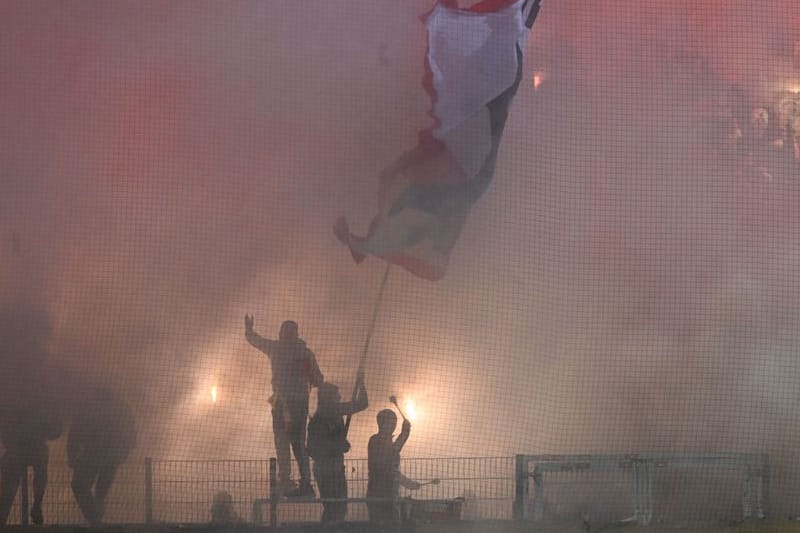 Fußball: Bundesliga, Werder Bremen - 1. FC Union Berlin, 15. Spieltag, wohninvest Weserstadion. Unions Fans brennen Bengalos ab.