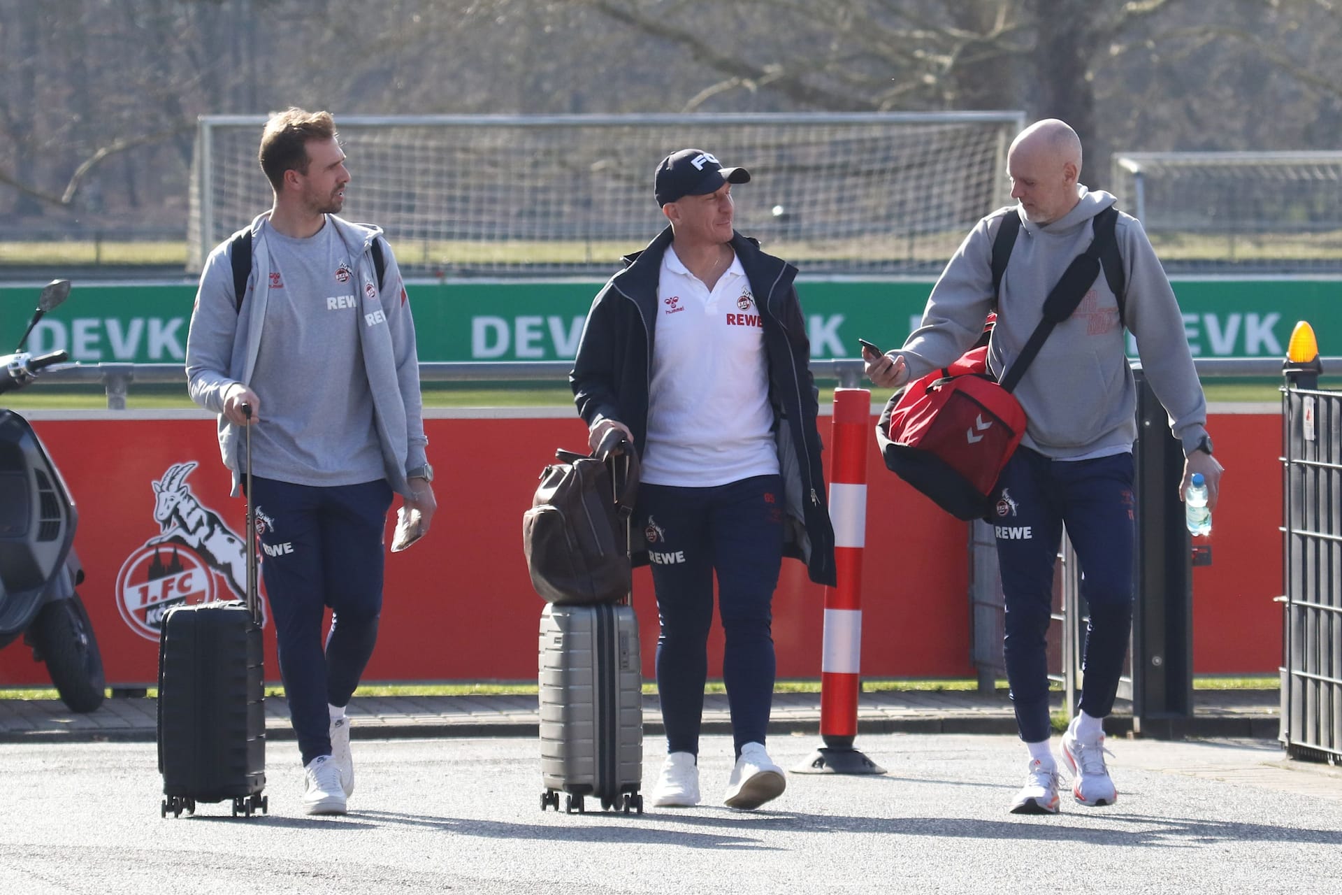 Gerhard Struber und sein Trainerteam auf dem Weg zum Mannschaftsbus des 1. FC Köln.