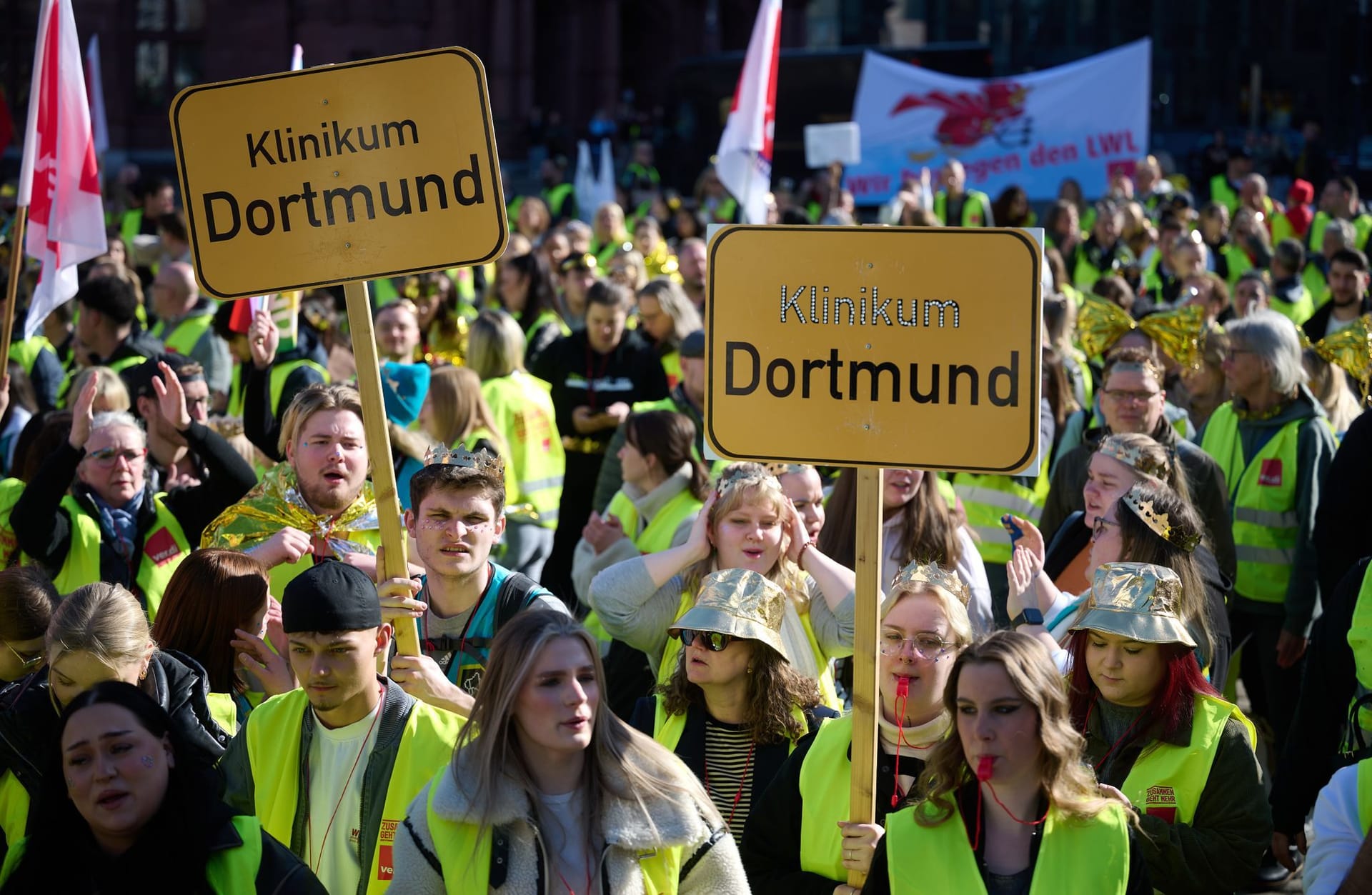 Dortmund: Teilnehmer eines Warnstreiks nehmen an einer Kundgebung teil.