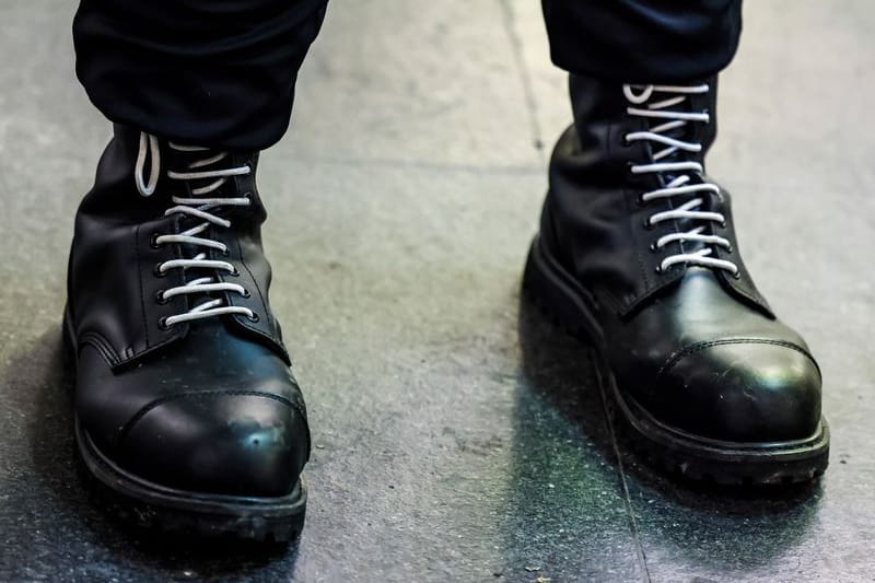 Weit verbreitetes Symbol der rechten Szene (Symbolbild): Ein Teilnehmer einer rechtsextremen Kundgebung trägt schwarze Springerstiefel mit weißen Schnürriemen.