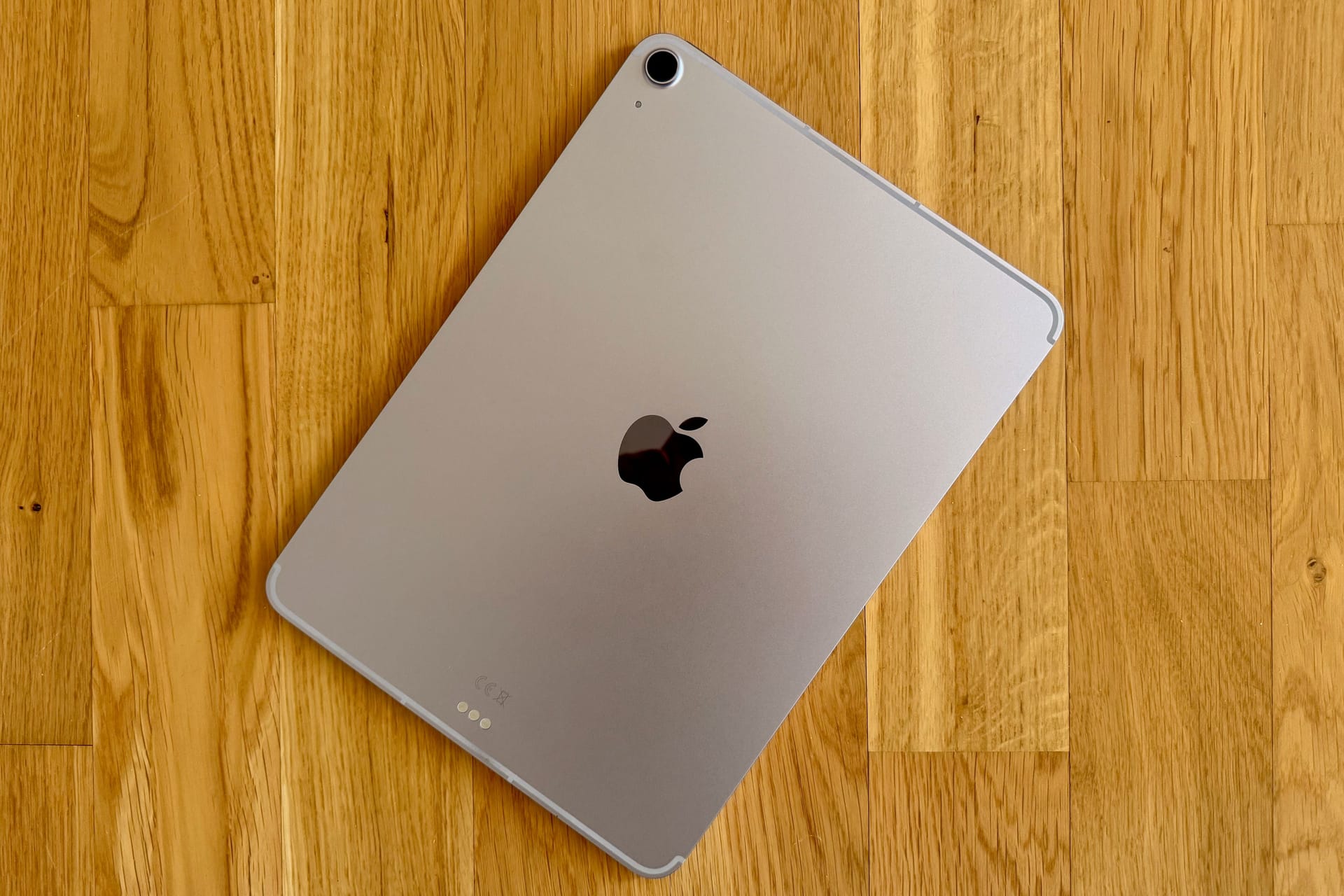 Das iPad Air gibt es weiterhin in vier verschiedenen Farben. Wir hatten die Variante in Violett im Test.