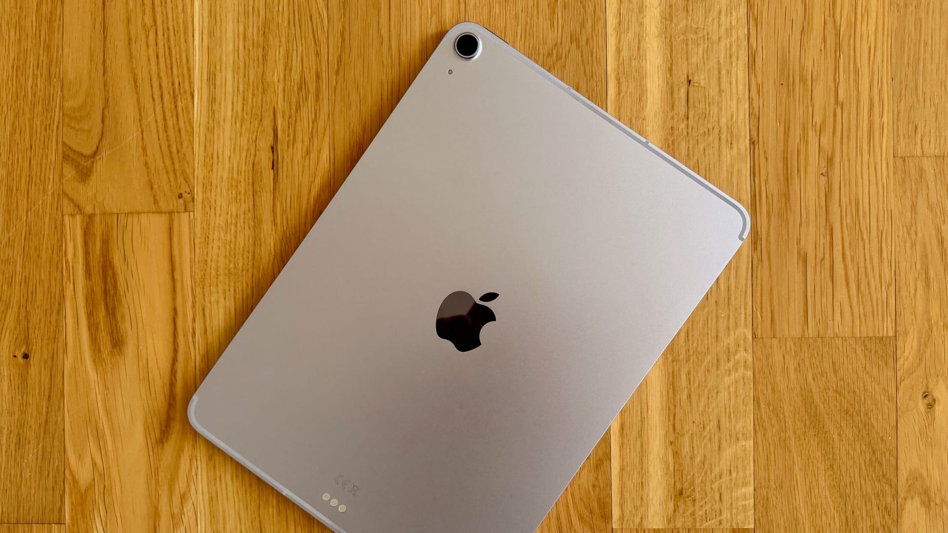 Das iPad Air gibt es weiterhin in vier verschiedenen Farben. Wir hatten die Variante in Violett im Test.