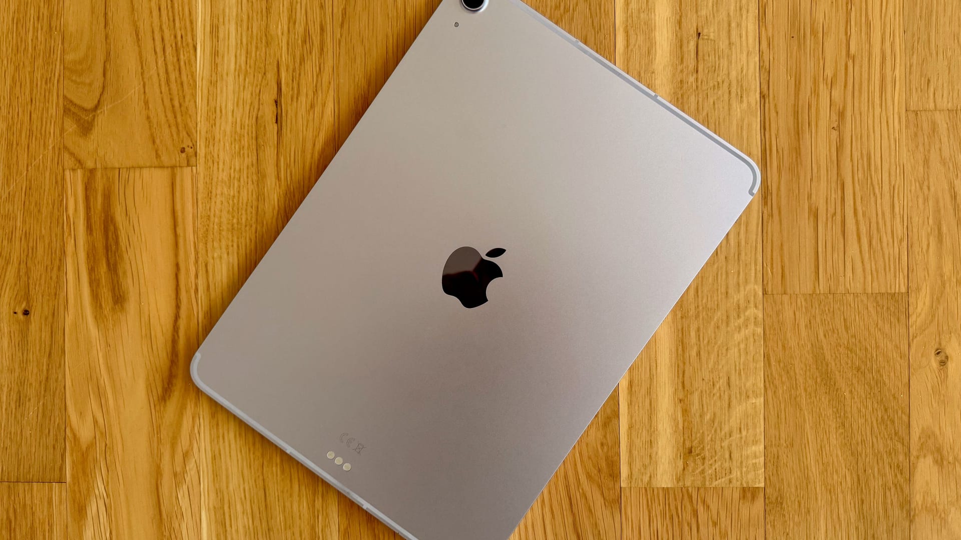 Das iPad Air gibt es weiterhin in vier verschiedenen Farben. Wir hatten die Variante in Violett im Test.