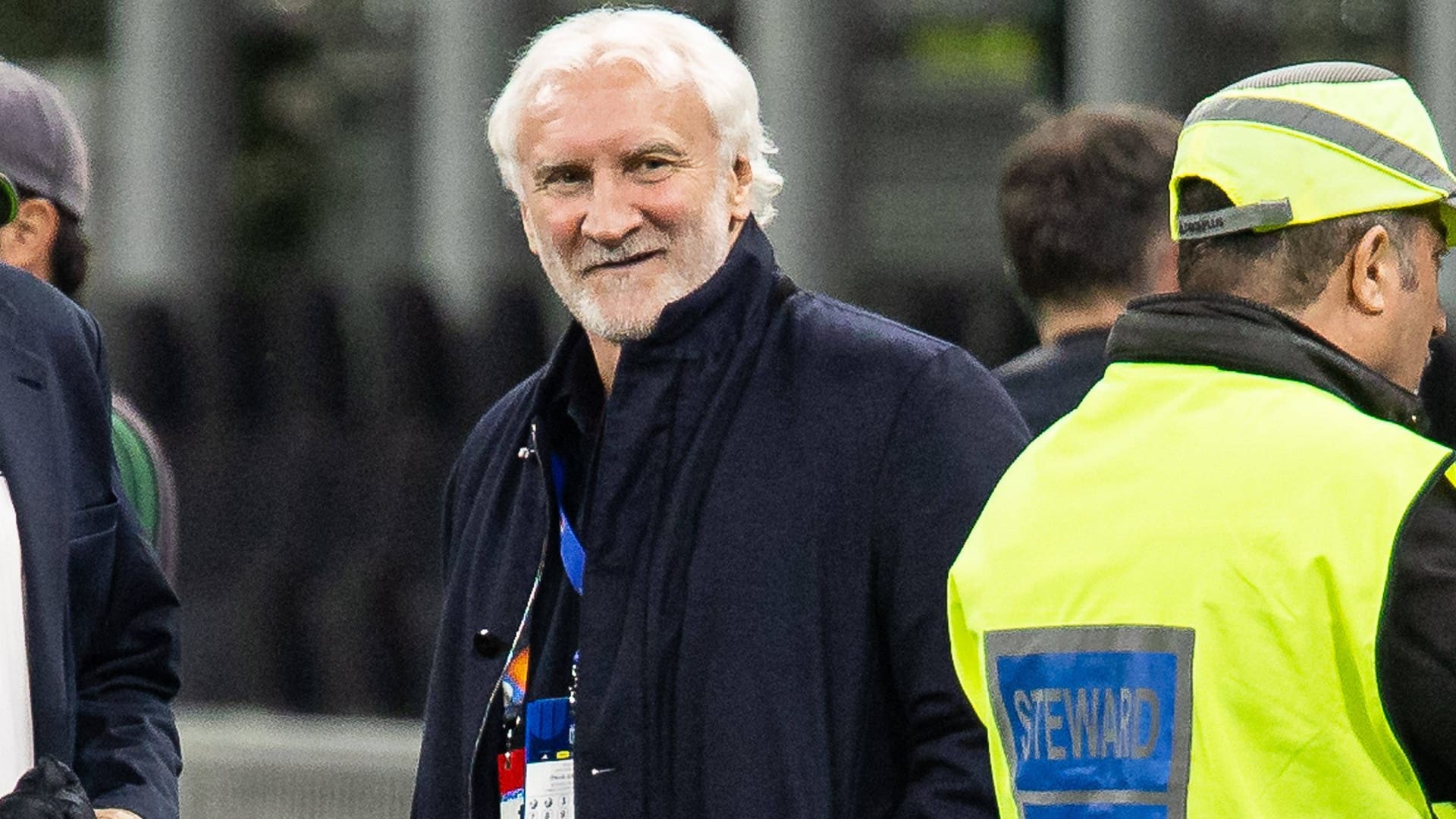 Bleibt er? DFB-Sportdirektor Rudi Völler am Rande des Länderspiels in Italien.