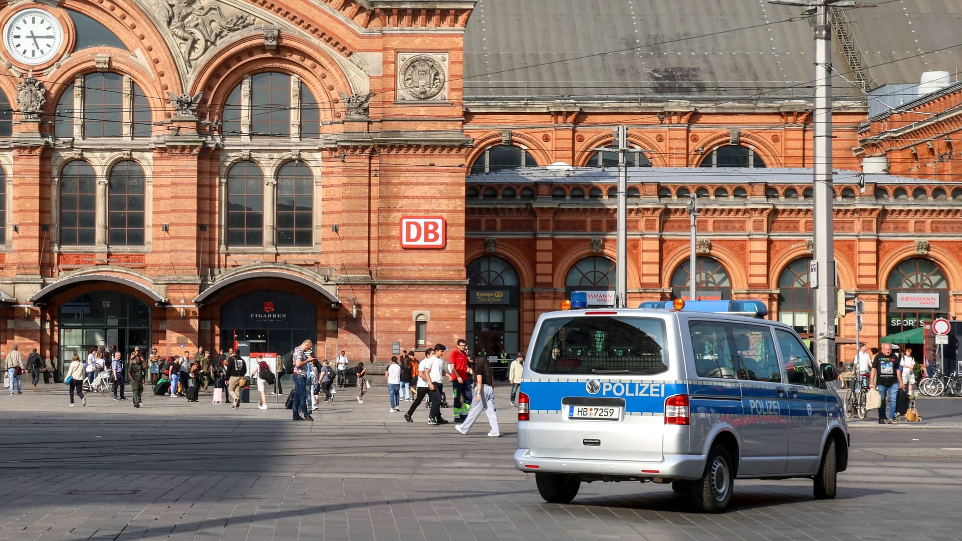 Polizeiauto vor dem Bremer Hauptbahnhof: Die Kriminalität ist hier spürbar zurückgegangen.