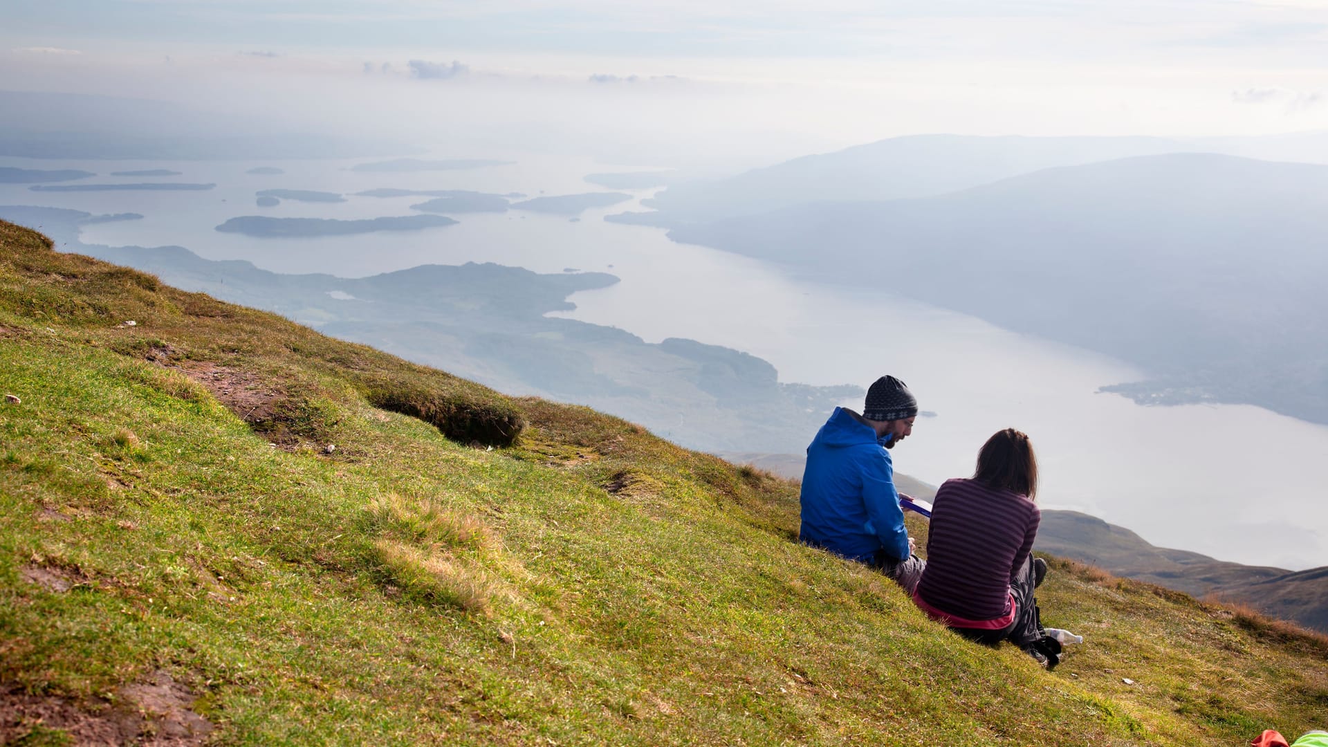 Unendlicher Blick vom Ben Lomond über den Loch Lomond: Die Wildheit Schottlands kann einen Honeymoon besonders machen.