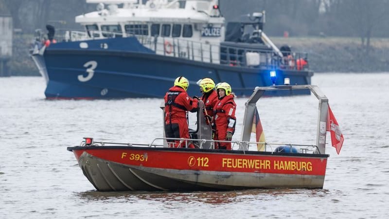 Polizei und Feuerwehr waren schnell vor Ort, nachdem die Frau in die Elbe gesprungen war Polizei und Feuerwehr waren schnell vor Ort, nachdem die Frau in die Elbe gesprungen war