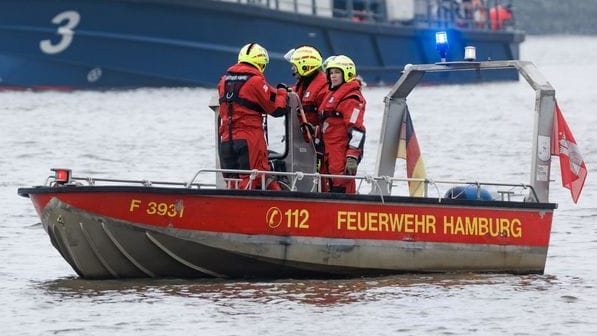 Polizei und Feuerwehr waren schnell vor Ort, nachdem die Frau in die Elbe gesprungen war Polizei und Feuerwehr waren schnell vor Ort, nachdem die Frau in die Elbe gesprungen war