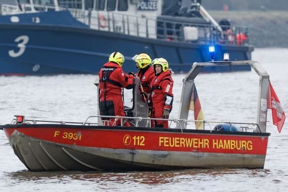 Polizei und Feuerwehr waren schnell vor Ort, nachdem die Frau in die Elbe gesprungen war