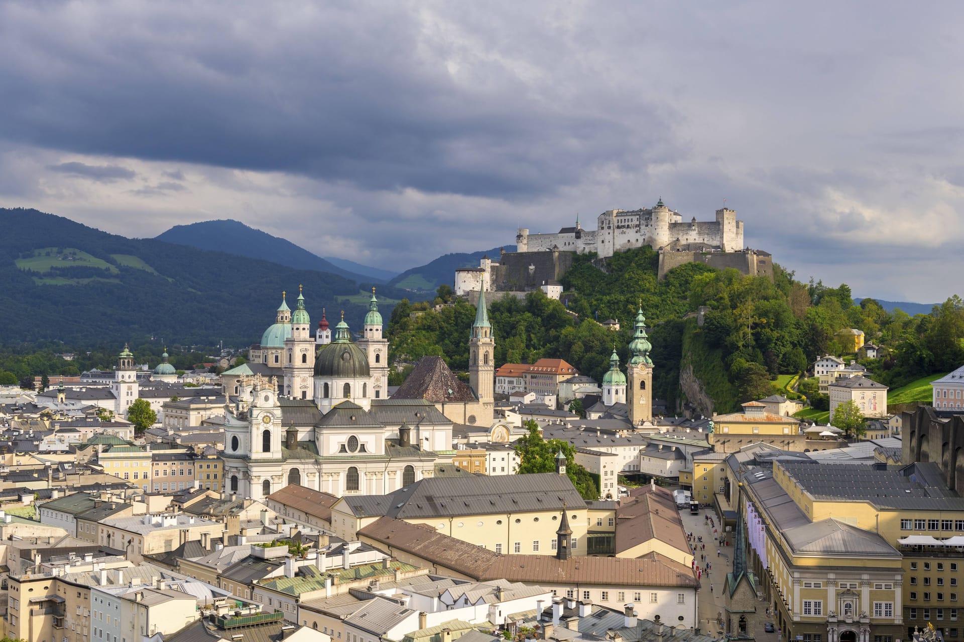 Die Altstadt von Salzburg mit der Festung Hohensalzburg: Deutsche fahren immer häufiger nach Österreich in den Urlaub.