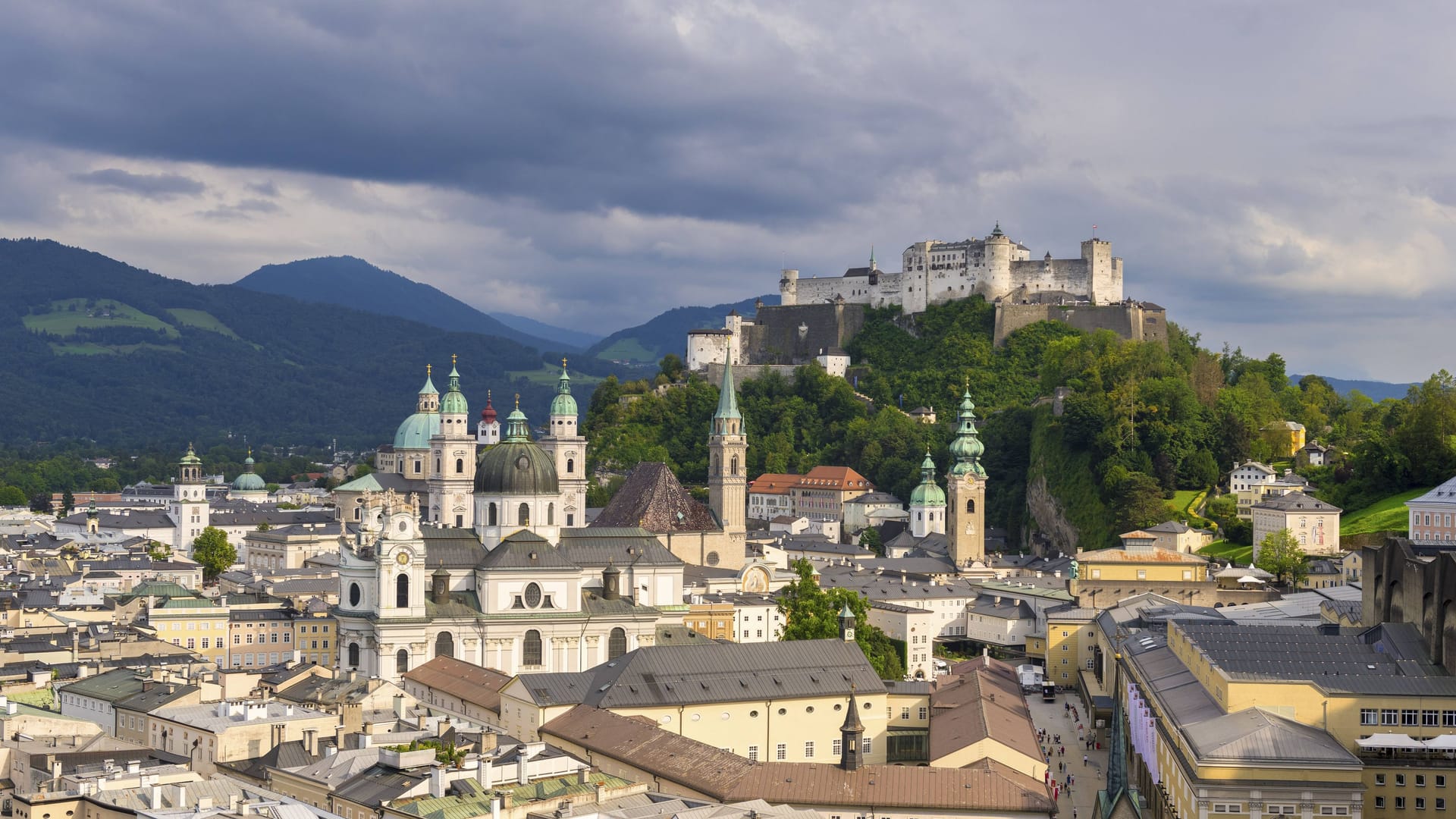 Die Altstadt von Salzburg mit der Festung Hohensalzburg: Deutsche fahren immer häufiger nach Österreich in den Urlaub.