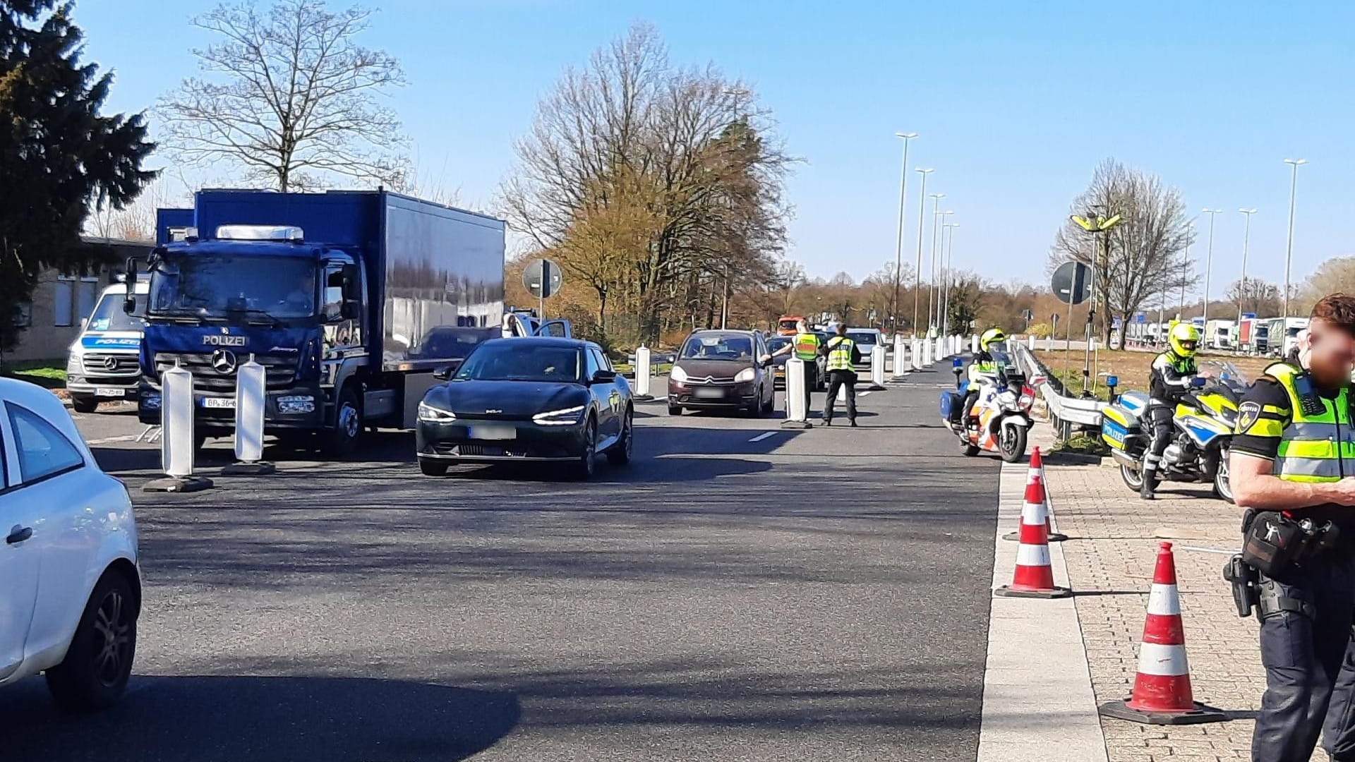 Eine Kontrollstelle der Polizei auf einem Autobahnparkplatz: Bei dem gemeinsamen Einsatz waren 470 Beamte im Einsatz.