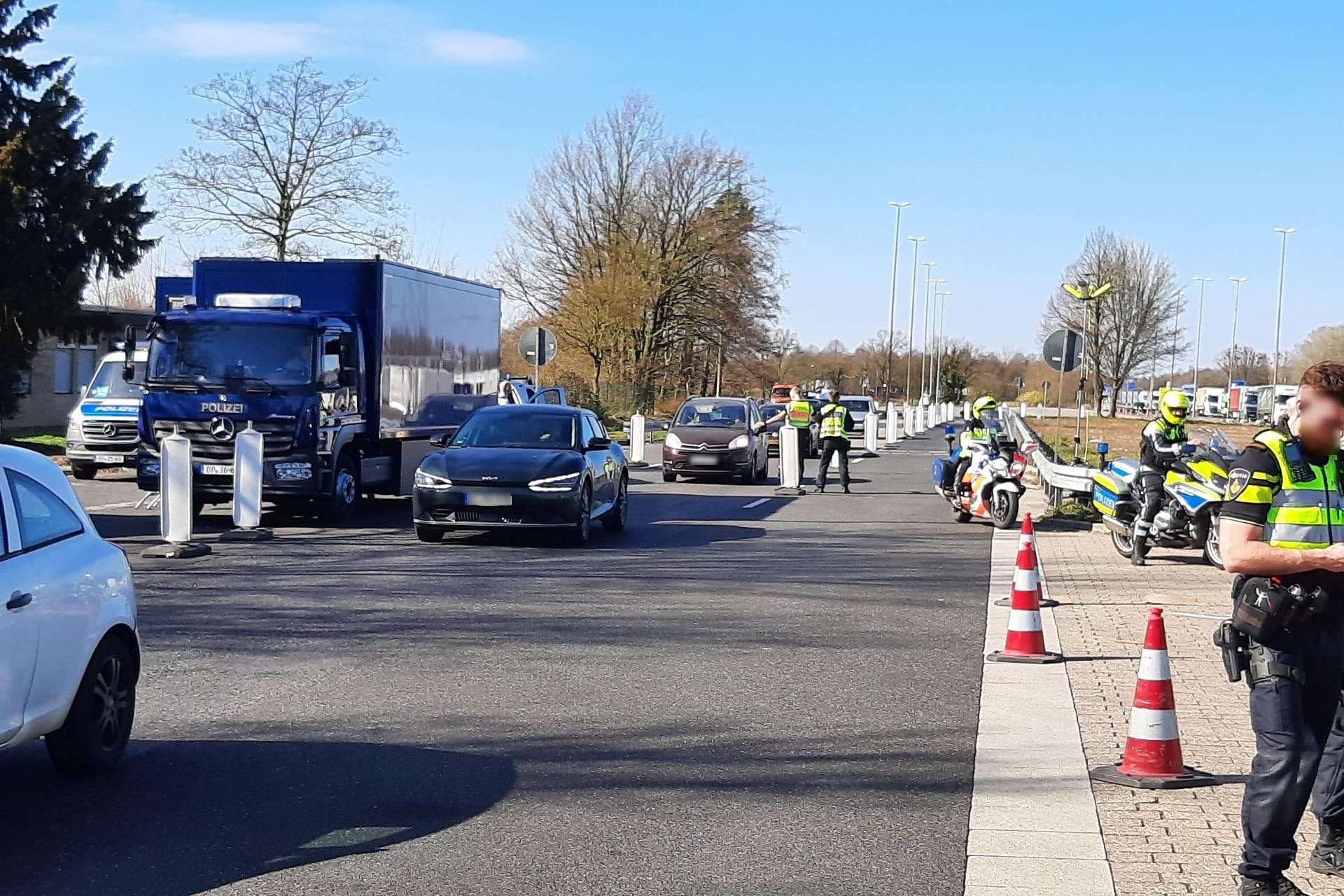 Eine Kontrollstelle der Polizei auf einem Autobahnparkplatz: Bei dem gemeinsamen Einsatz waren 470 Beamte im Einsatz.