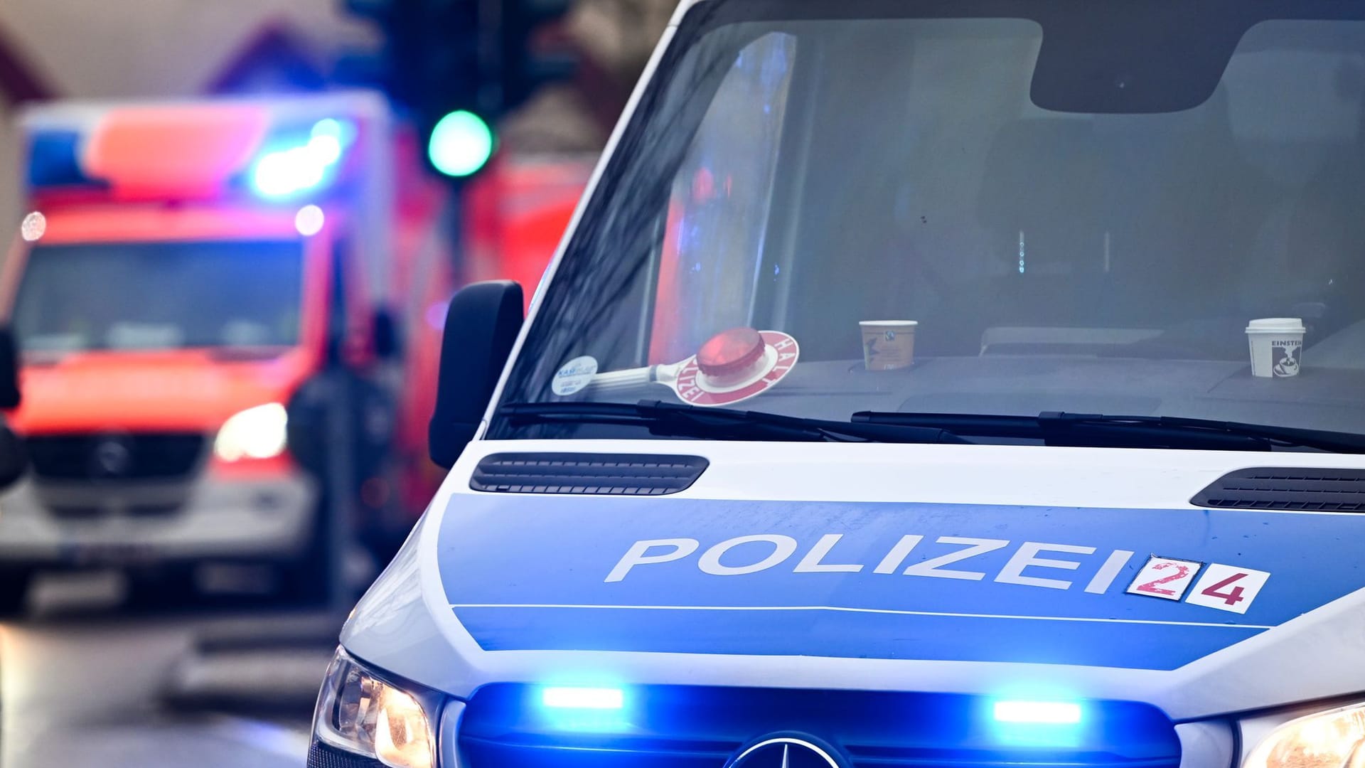 Polizeiauto und Rettungswagen mit Blaulicht: Tragischer Gabelstapler-Unfall in Groß-Umstadt erschüttert Hessen.