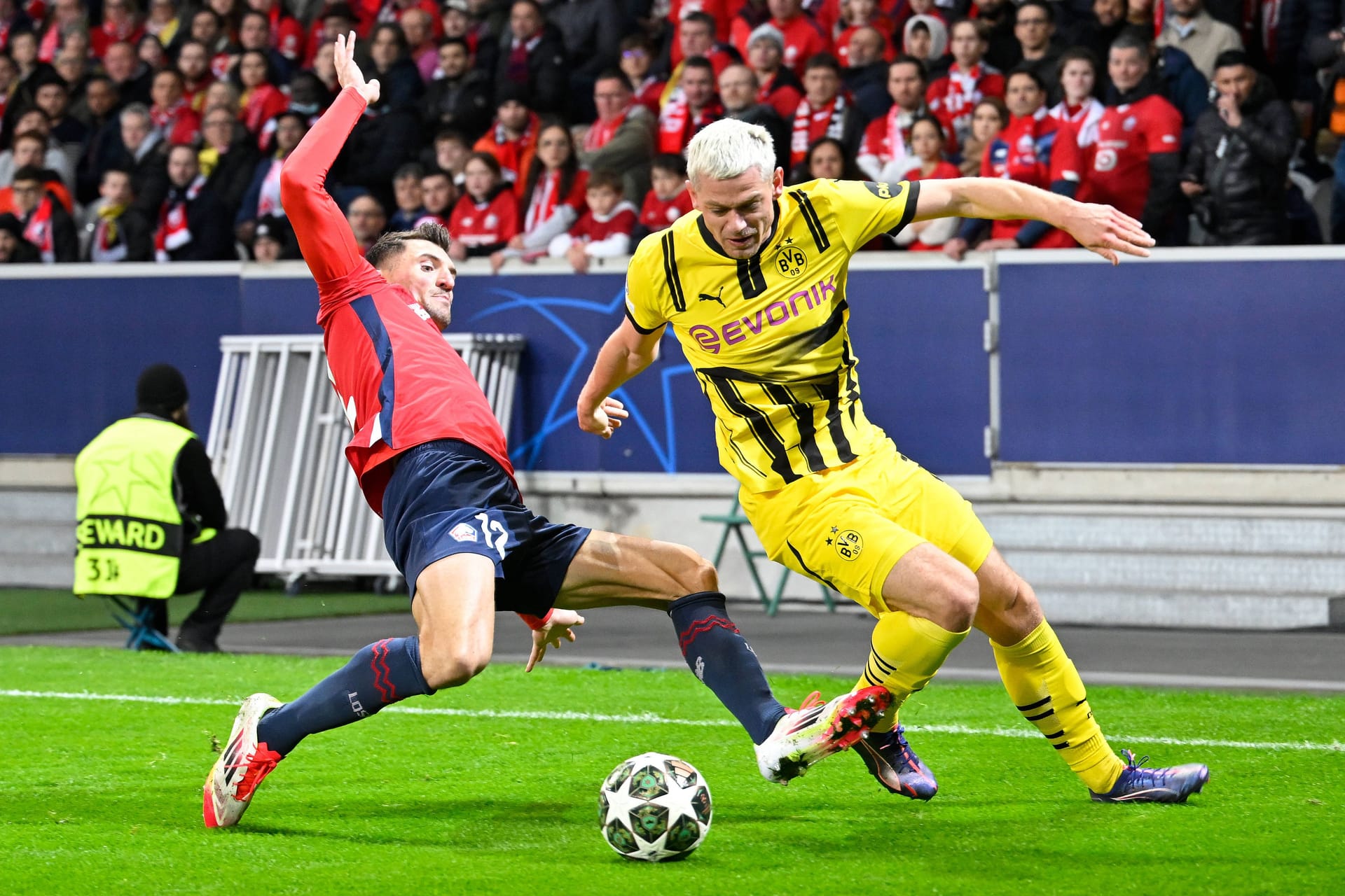 Julian Ryerson: Startete auf der linken Seite. In der ersten Hälfte einer der Aktiveren in den Dortmunder Reihen. Prüfte Lille-Keeper Lucas Chevalier selbst, als er nach einer Balleroberung nach innen zog und selbst abschloss (19.). Präsentierte sich bissig und gewillt – wenn auch teilweise zu sehr: bei seinem Abschluss in der 58. Minute zu übereifrig. Leitete dann das 2:0 ein (65.). Note: 2