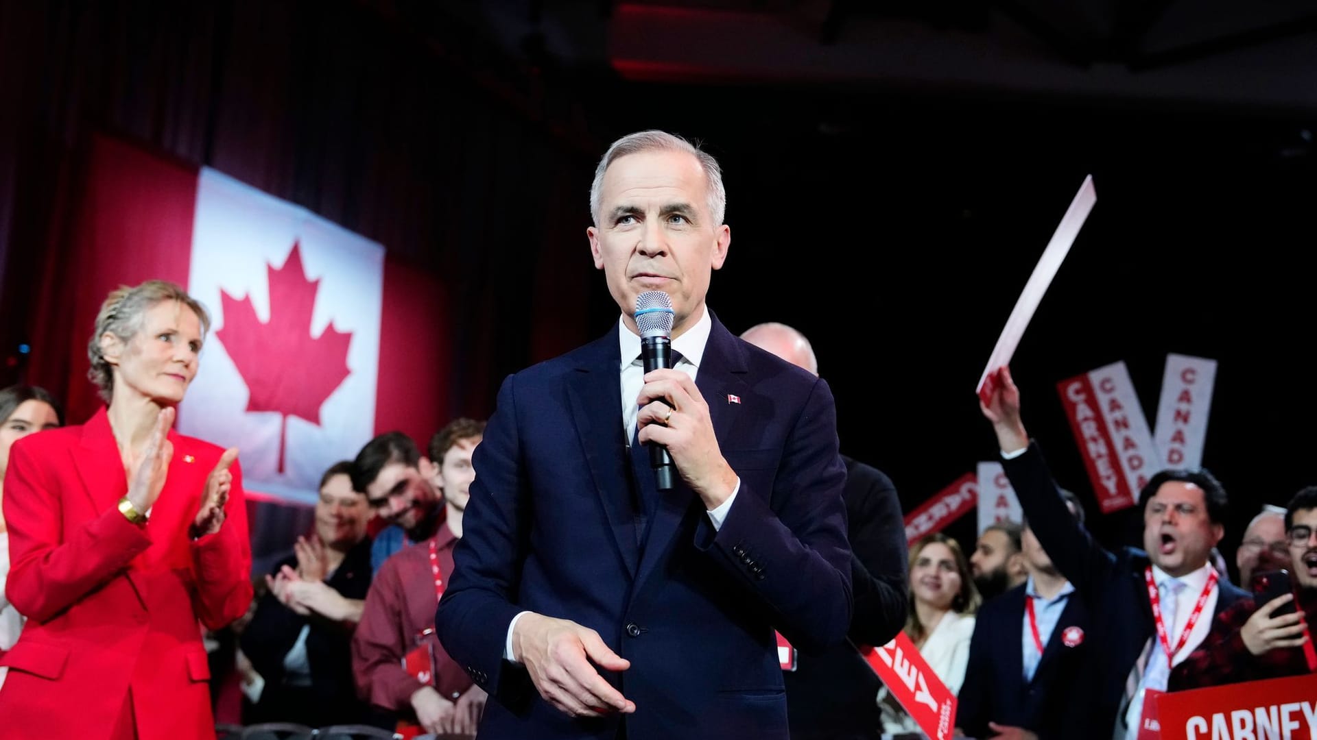 Der Kandidat für die Führung der Liberalen Partei Kanadas, Mark Carney, hält eine Rede, während er bei der Bekanntgabe der Führungsspitze der Liberalen Partei in Ottawa, Ontario, vorgestellt wird.