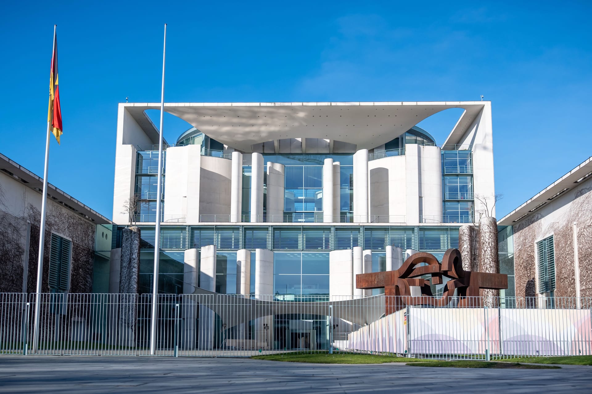 Kanzleramt: Hier haben sich die Spitzenvertreter von Union und SPD auf eine Ausnahme der Schuldenbremse und ein neues Sondervermögen verständigt.