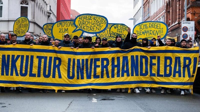 Fans von Eintracht Braunschweig bei der Demonstration in Hannover.