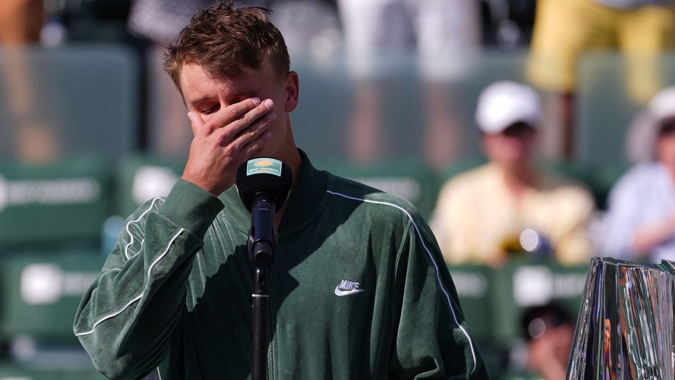 Emotional angefasst: Holger Rune kann die Tränen bei seiner Rede in Indian Wells nicht zurückhalten.