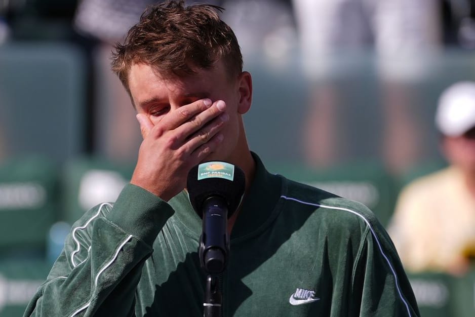 Emotional angefasst: Holger Rune kann die Tränen bei seiner Rede in Indian Wells nicht zurückhalten.