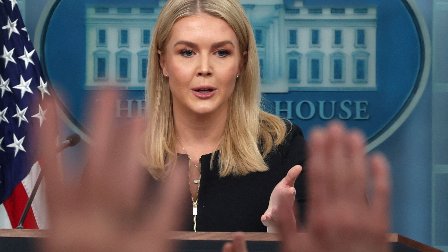 Pressesprecherin Karoline Leavitt vor Reportern im Weißen Haus.