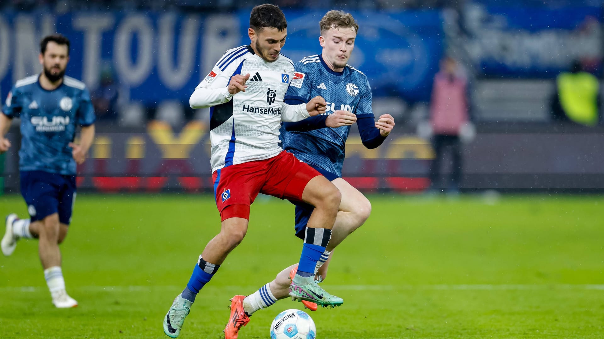 HSV-Profi William Mikelbrencis (l.) und Schalkes Derry Murkin im Duell (Archivbild): Der Termin für das nächste Spiel zwischen beiden Traditionsklubs steht fest.