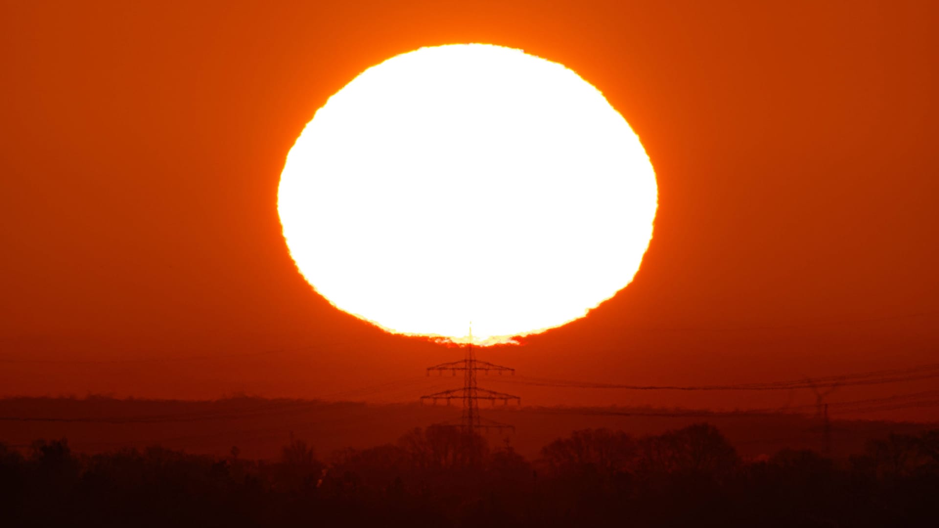 Sonnenaufgang am Freitag in Frankfurt am Main: Das Wetter bleibt sonnig, doch Saharastaub trübt den Himmel über Deutschland.