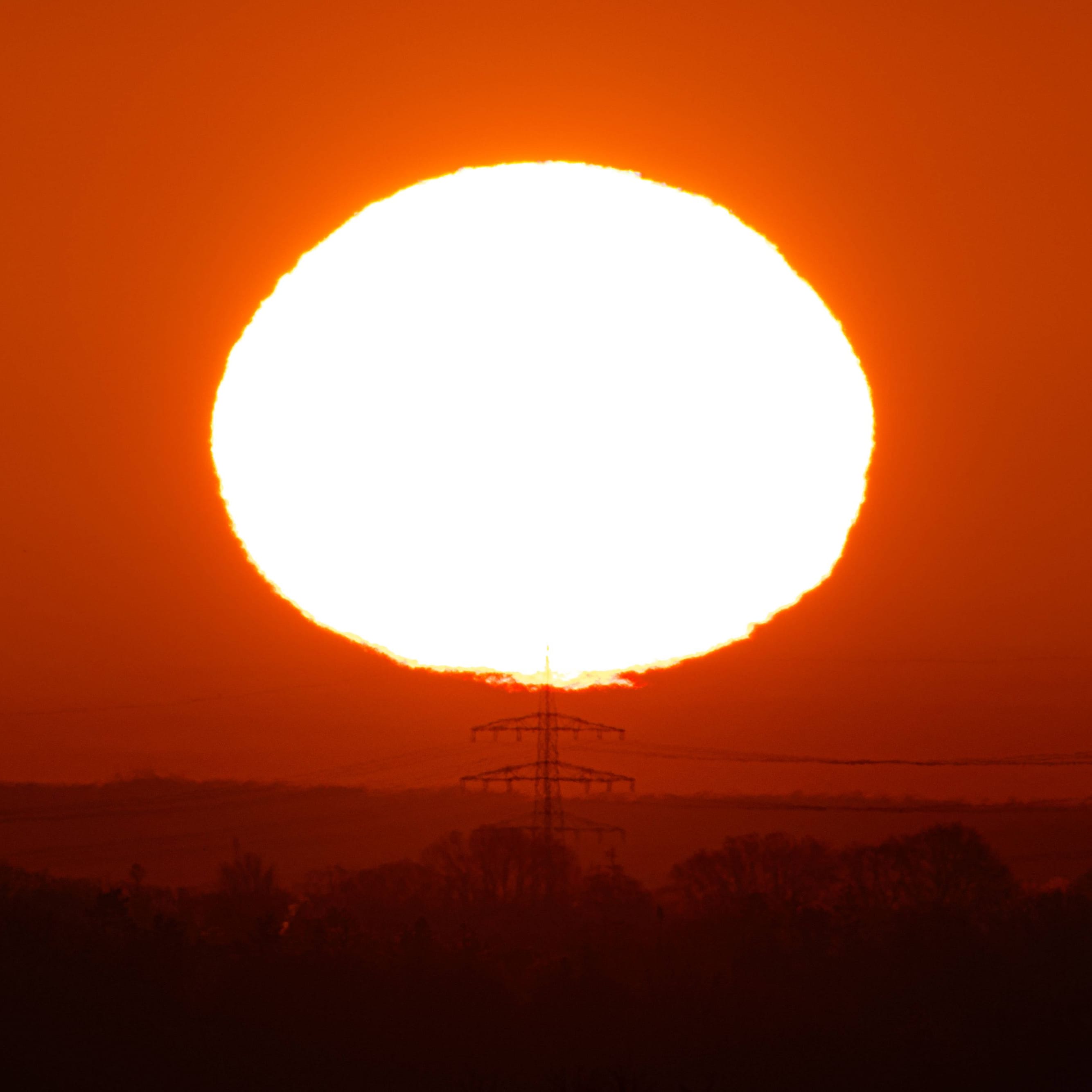 Sonnenaufgang am Freitag in Frankfurt am Main: Das Wetter bleibt sonnig, doch Saharastaub trübt den Himmel über Deutschland.