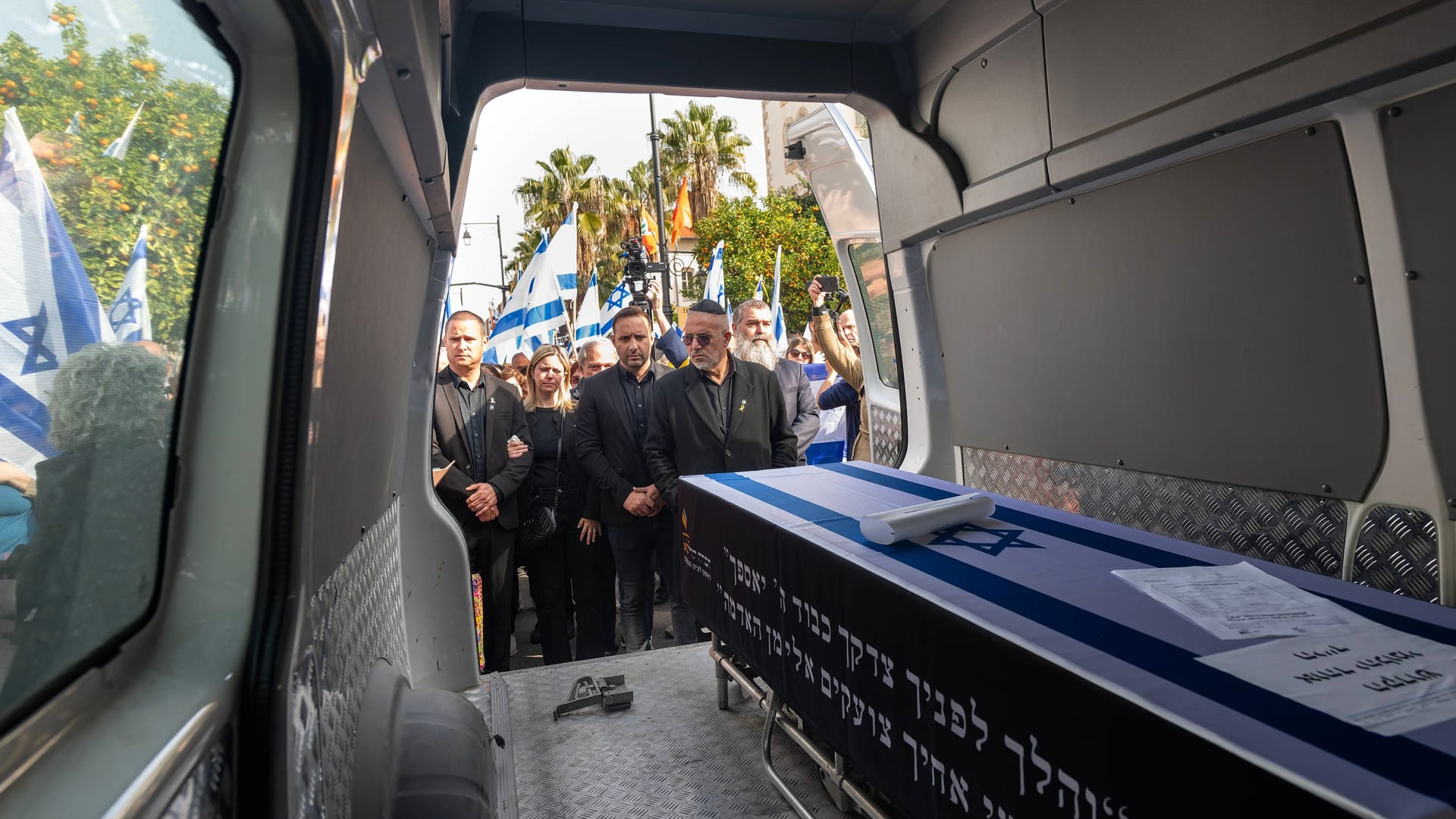 Der Sarg einer israelischen Geisel bei einem Trauerzug (Archivbild): Die USA fordern die Freilassung aller Geiseln.