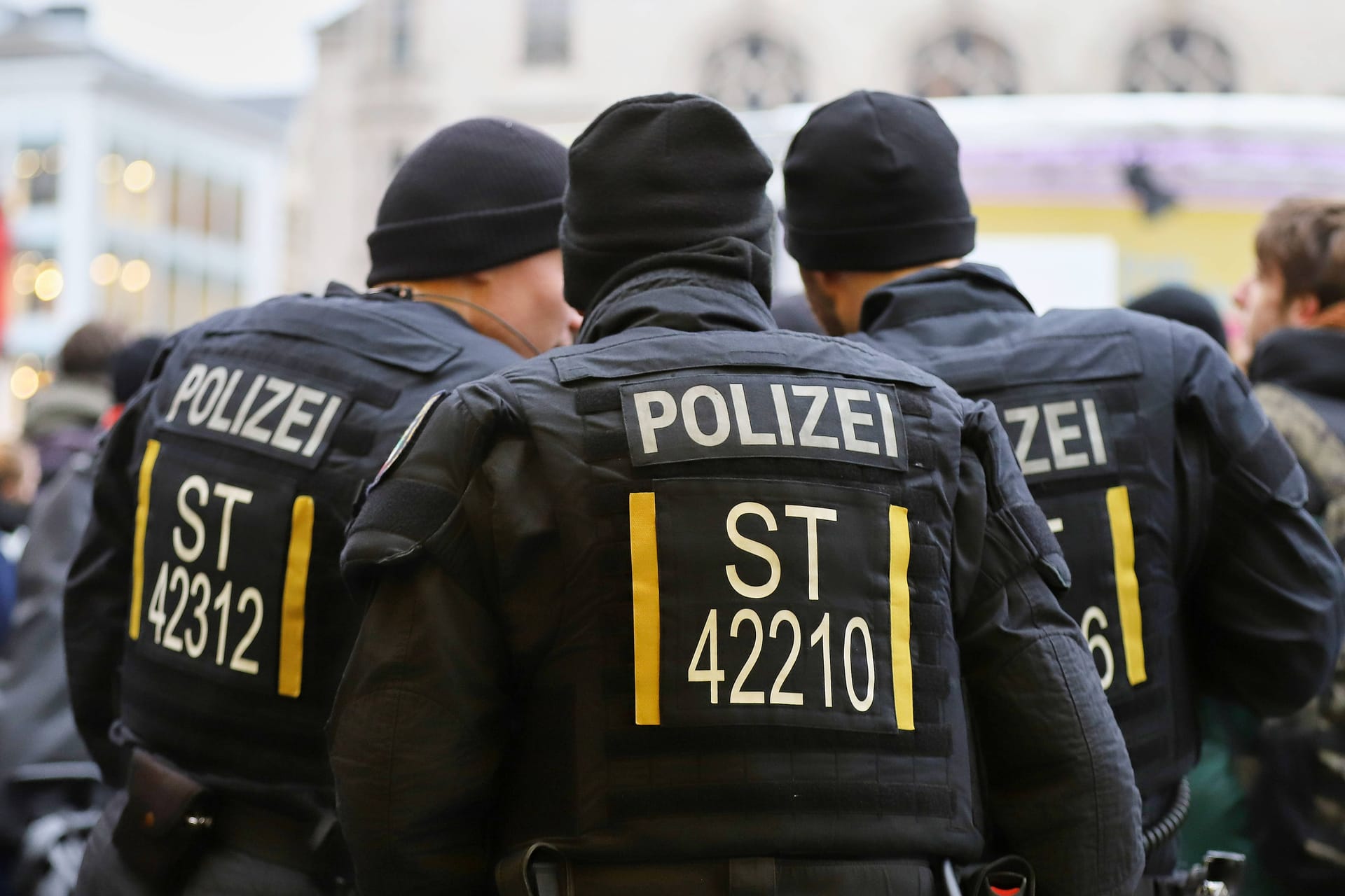 Polizisten aus Sachsen-Anhalt (Symbolbild): Das Landeskriminalamt in Magdeburg hat mehrere Waffen verloren.