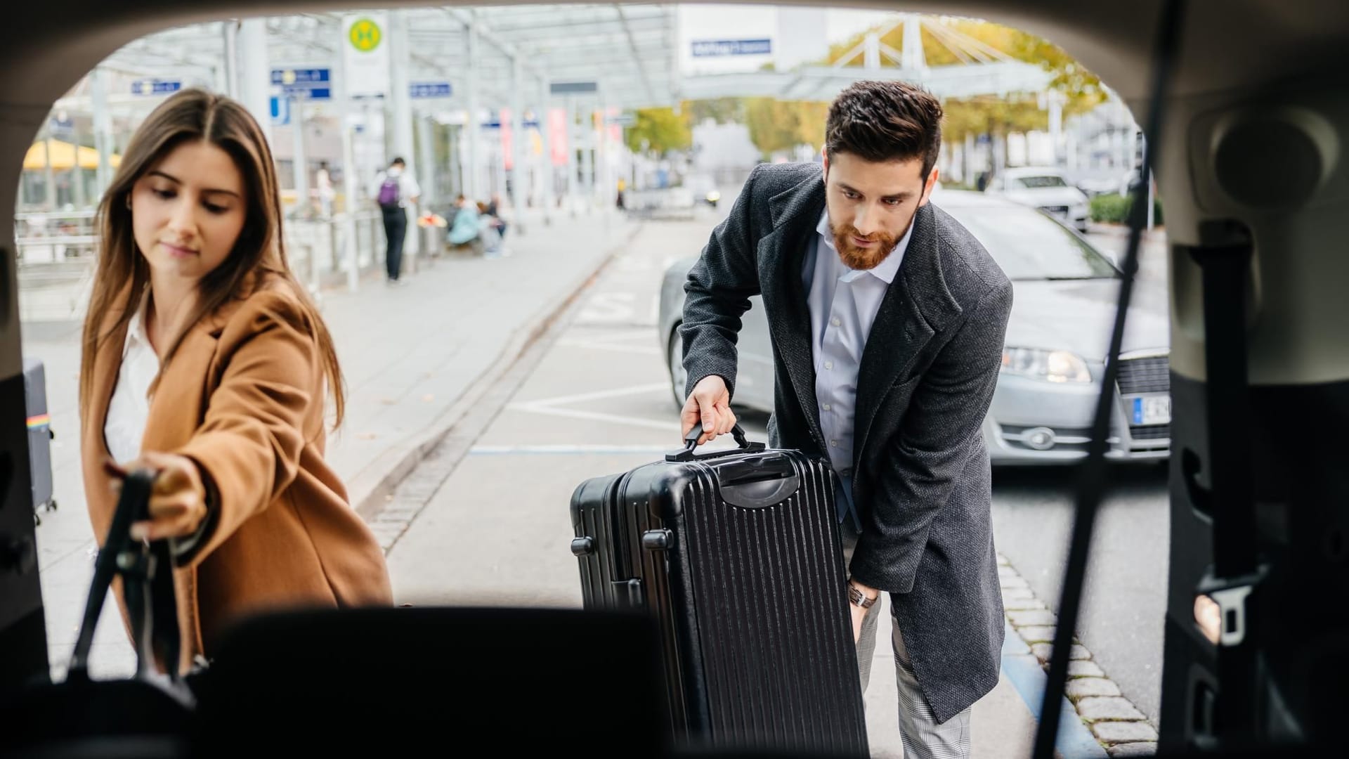 Eine Frau und ein Mann laden Koffer auf den Kurzzeitparkplätzen vor dem Terminal des Nürnberger Airports aus (Archivbild): Dort tritt ab April eine Neuerung in Kraft.