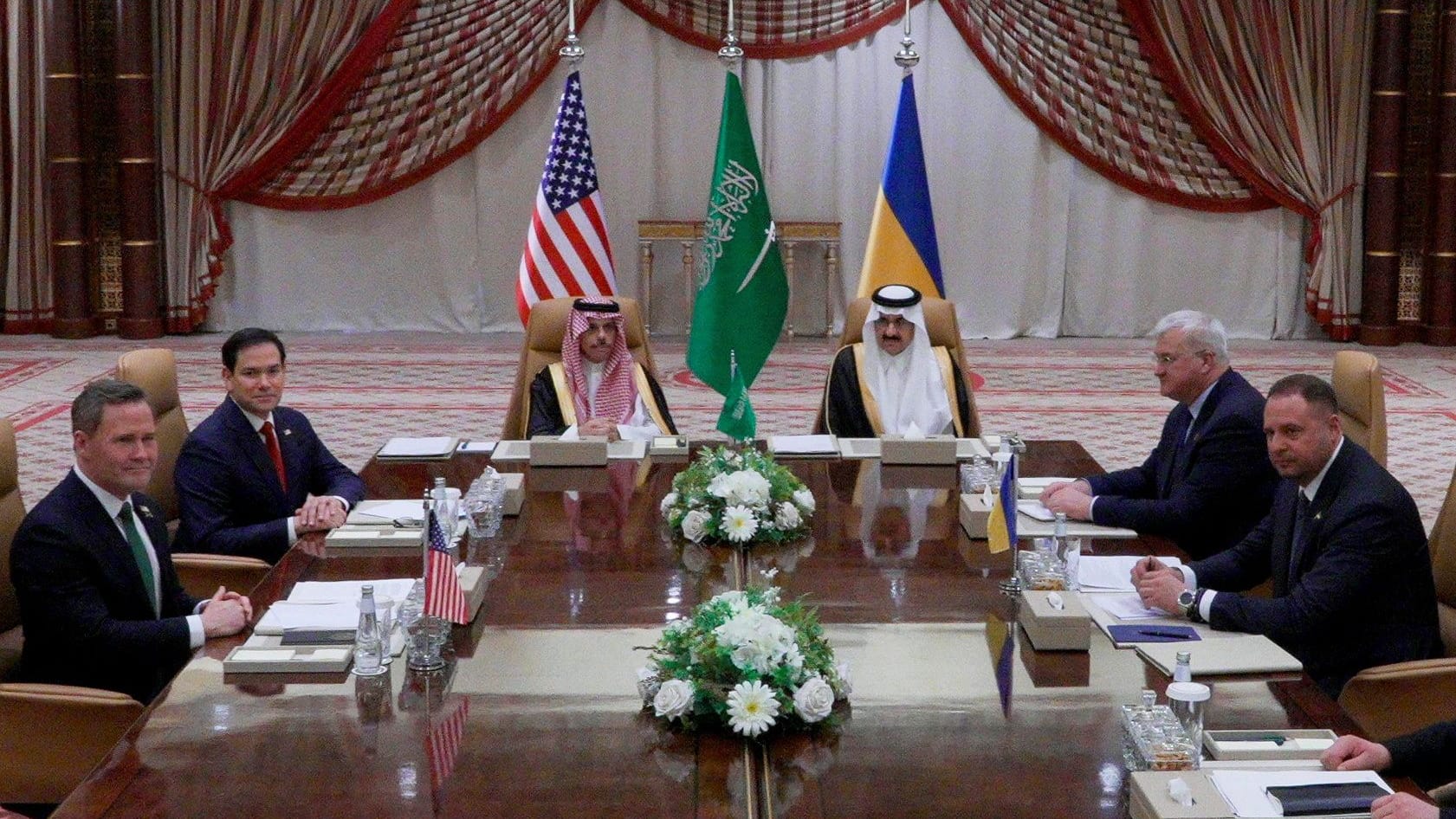 Sicherheitsratschef Mike Waltz, US-Außenminister Marco Rubio (links), der ukrainische Außenminister Andrij Sybiha und Selenskyjs Stabschef Andrij Jermak (rechts) zwischen Saudi-Arabiens Außenminister Foreign Faisal bin Farhan Al Saud und Sicherheitsberater Mosaad bin Mohammad Al-Aiban.