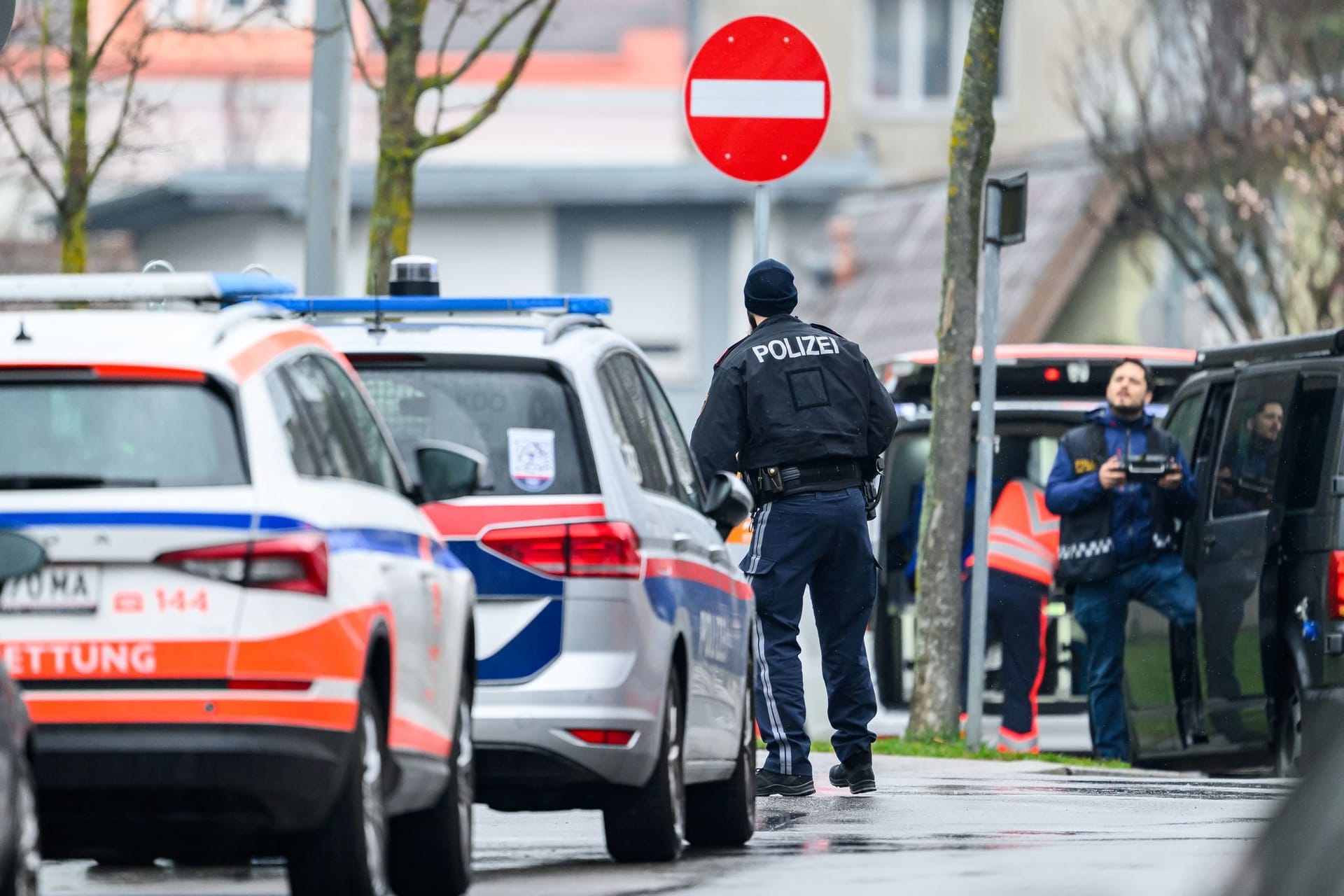 Großeinsatz beim ORF-Zentrum am Küniglberg in Wien-Hietzing: Der Fahrer eines Klein-Lkw hatte die Zufahrt blockiert und mit einer Bombe gedroht.