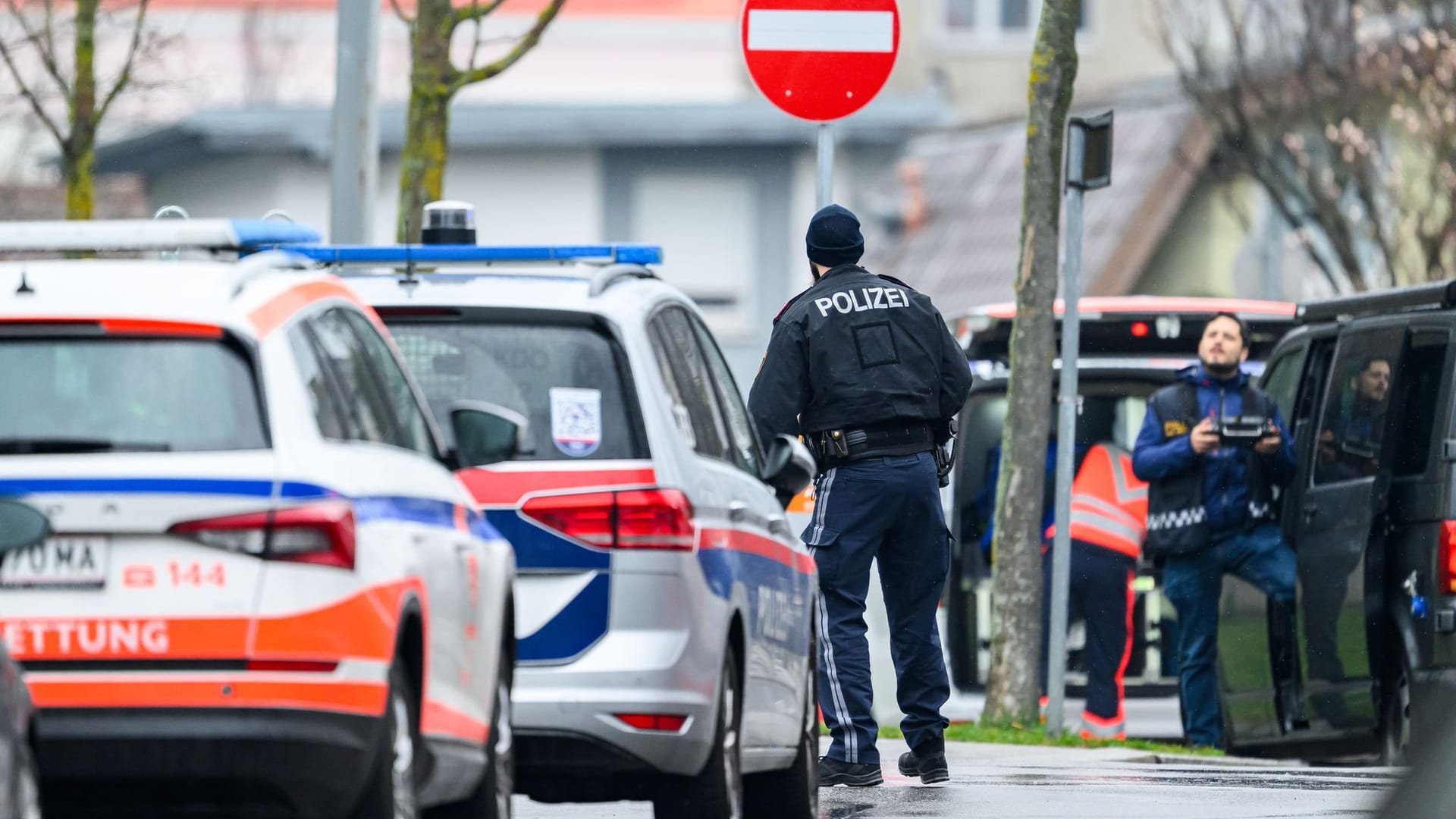 Großeinsatz beim ORF-Zentrum am Küniglberg in Wien-Hietzing: Der Fahrer eines Klein-Lkw hatte die Zufahrt blockiert und mit einer Bombe gedroht.