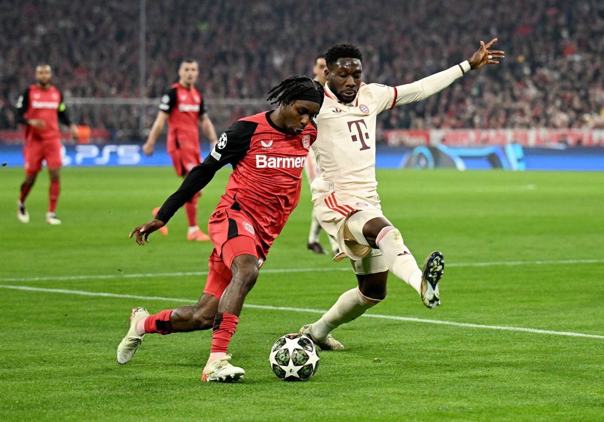 Alphonso Davies: Lieferte sich auf der linken Abwehrseite ein intensives (Hochgeschwindigkeits-)Duell mit Frimpong. Nach einer wichtigen und gelungenen Verteidigungsaktion wurde er von Kimmich lautstark per Kopfwuscheler gefeiert. Note 3