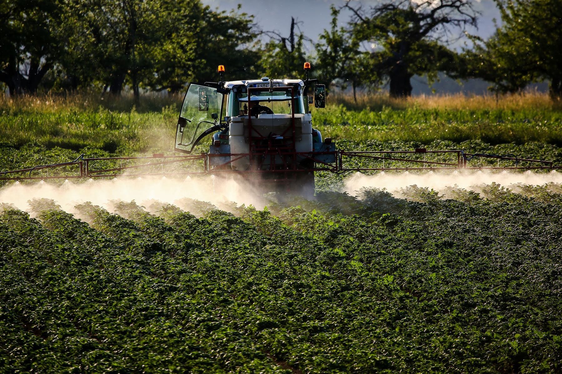 Landwirt besprüht Felder