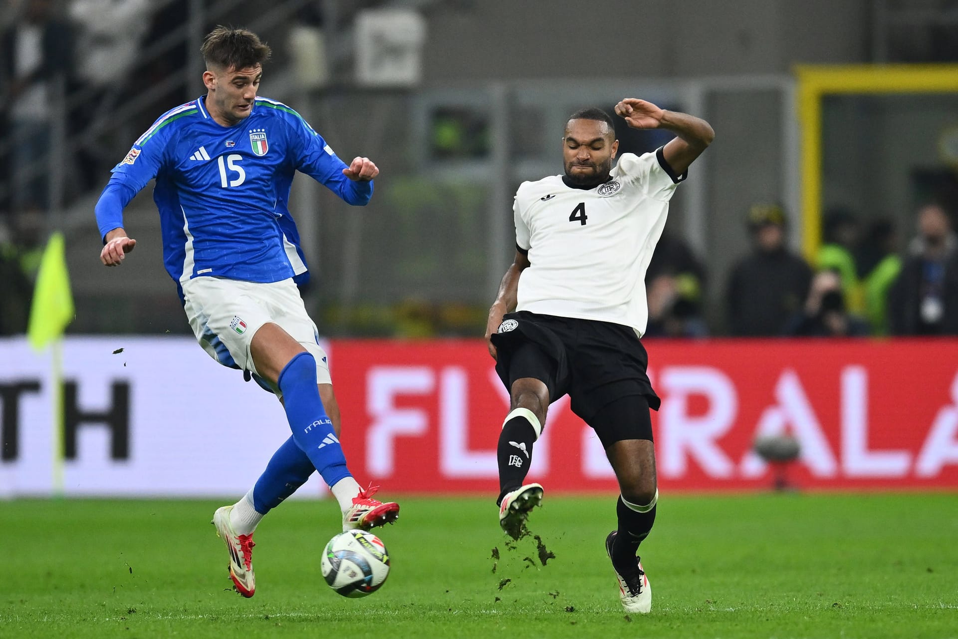 Jonathan Tah: Ein durchwachsener Abend für den Leverkusener. Statt den Ball ins Toraus zu klären, spielte Tah den Ball vor dem 1:0 der Italiener in die Mitte und legte so das Tor unfreiwillig auf. Hob zudem bei Keans Topchance das Abseits auf (32.). War in der zweiten Hälfte dann aber stabiler und verlässlich im Passspiel. Note 4