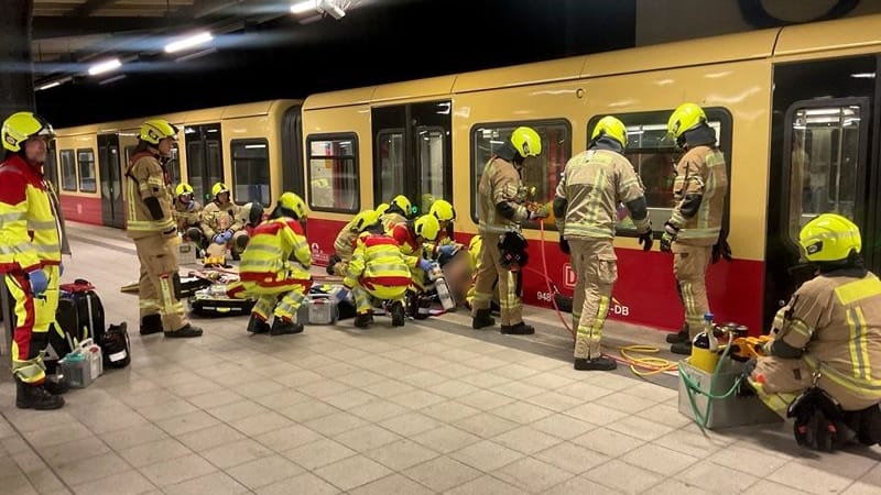 Rettungskräfte am Unfallort am Westkreuz: Die Bahn wurde mithilfe eines pneumatischen Kissens weggedrückt.