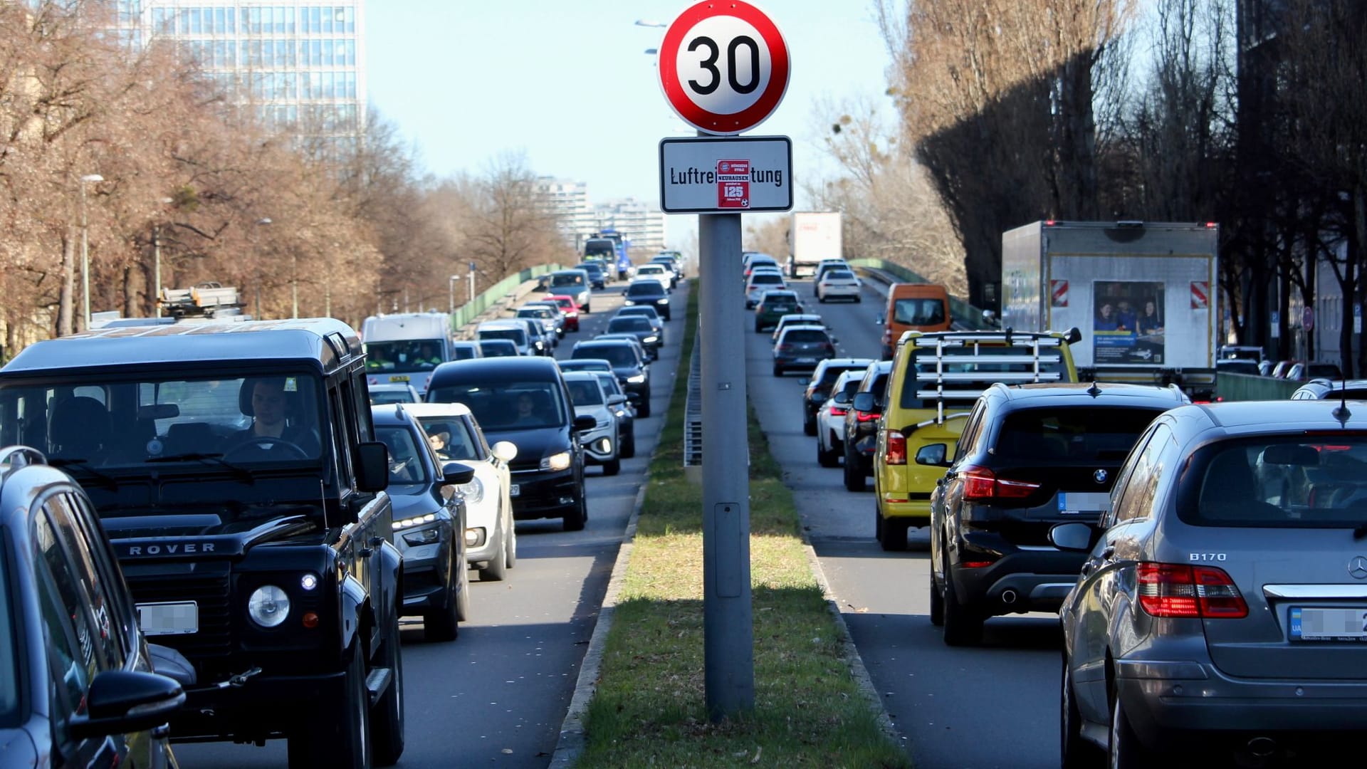 Viel befahrene Strecke: Auf der Landshuter Allee gilt Tempo 30. Das hat einen deutlichen Effekt auf die Luftreinhaltewerte, wie sich herausstellt.