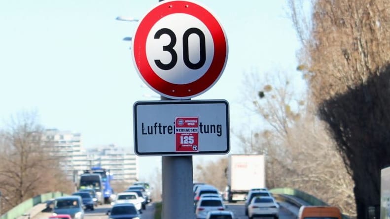Viel befahrene Strecke: Auf der Landshuter Allee gilt Tempo 30. Das hat einen deutlichen Effekt auf die Luftreinhaltewerte, wie sich herausstellt. Viel befahrene Strecke: Auf der Landshuter Allee gilt Tempo 30. Das hat einen deutlichen Effekt auf die Luftreinhaltewerte, wie sich herausstellt.
