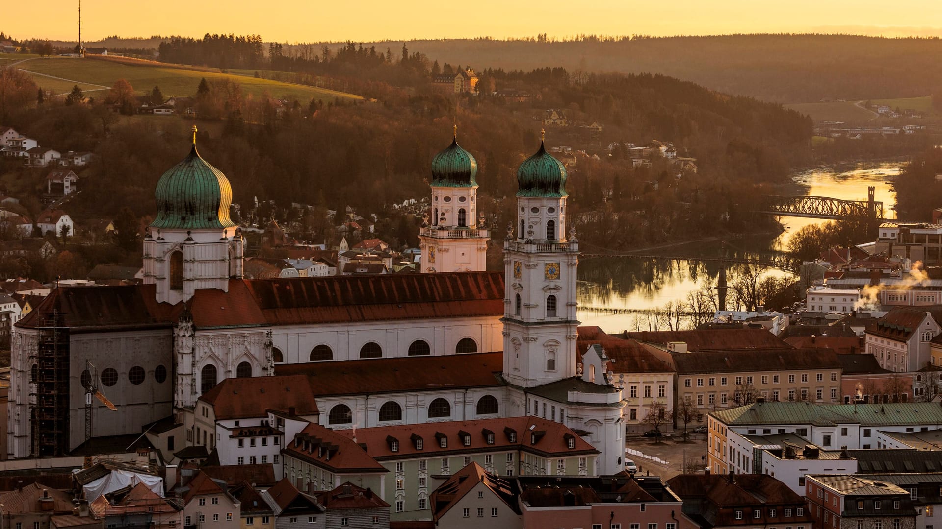 Der Stephansdom in Passau (Archivbild): In dem Bistum hat ein Pfarrer seinen Rücktritt erklärt.