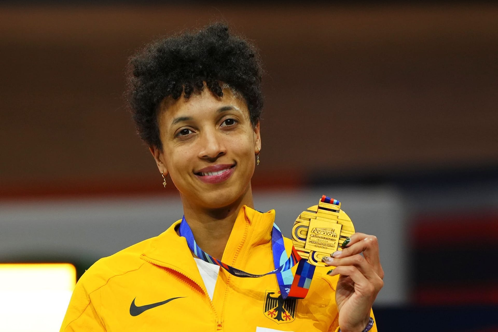 Malaika Mihambo aus Deutschland steht auf dem Podium mit ihrer Bronzemedaille im Weitsprung.