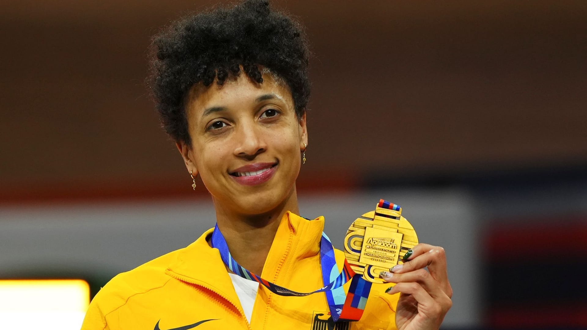 Malaika Mihambo aus Deutschland steht auf dem Podium mit ihrer Bronzemedaille im Weitsprung.