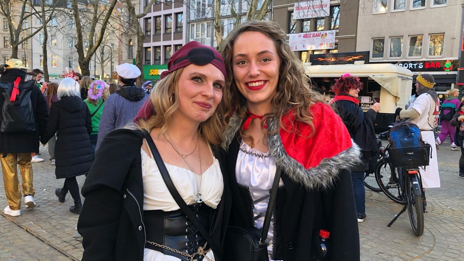 Laura (l.) ist mit einer Freundin unterwegs. Sie hat schon "grenzwertige Situationen" erlebt.