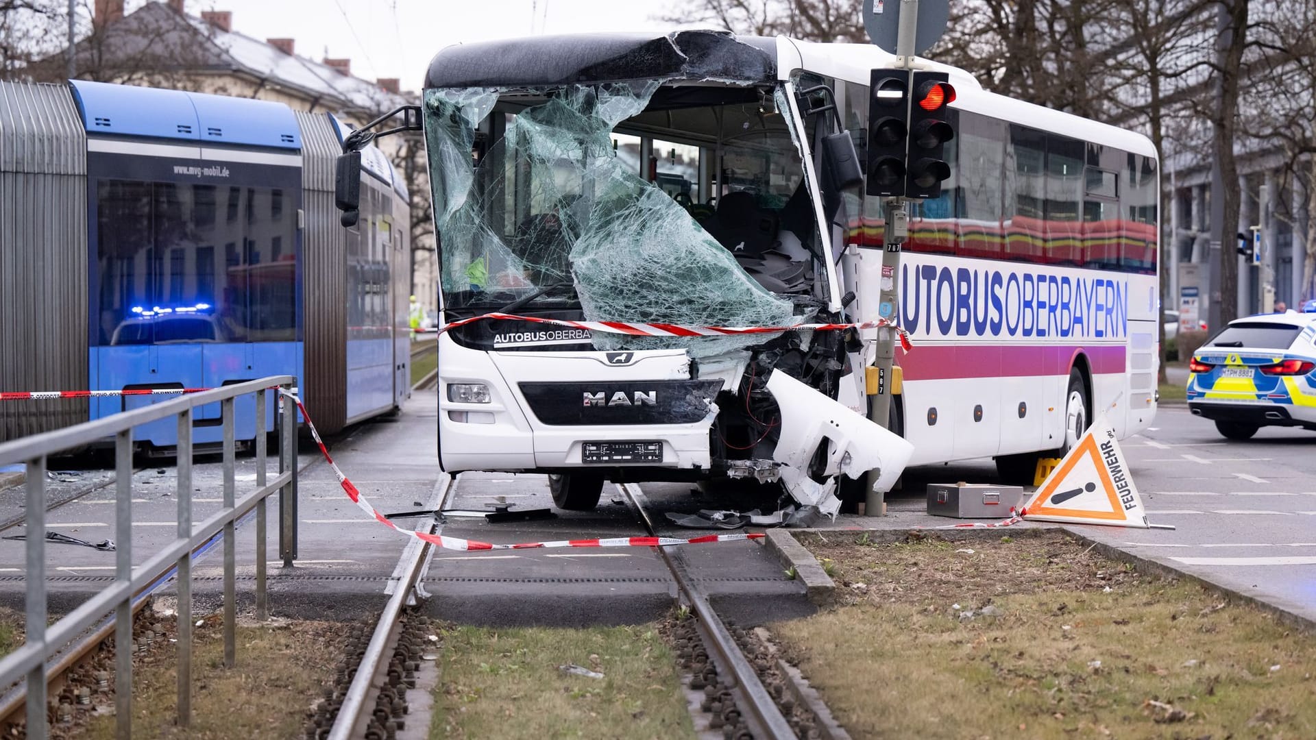 Unfall von Reisebus und Tram