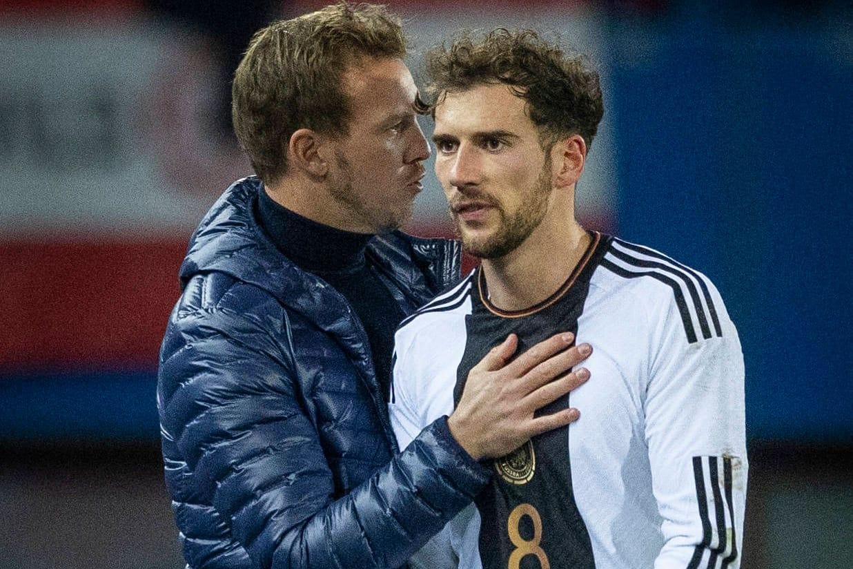 Leon Goretzka (r.) mit Julian Nagelsmann: Im November 2023 war der Spieler des FC Bayern zuletzt dabei.