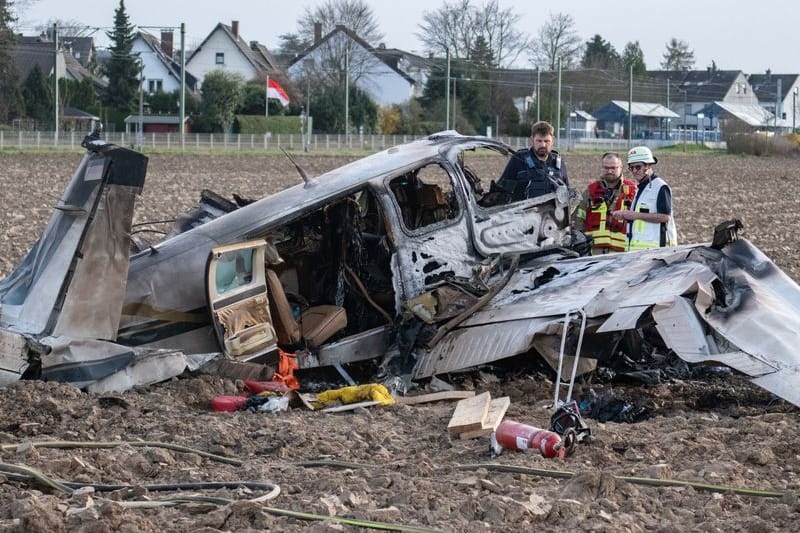 Das ausgebrannte Wrack: Die Propellermaschine ist in St. Augustin bei Bonn auf ein Feld gestürzt und in Brand geraten.