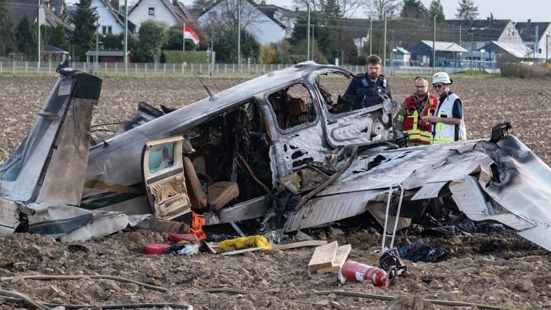 Das ausgebrannte Wrack: Die Propellermaschine ist in St. Augustin bei Bonn auf ein Feld gestürzt und in Brand geraten.